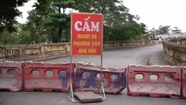 Hà Nội ùn tắc giao thông khi cầu Long Biên tạm ngừng lưu thông