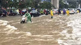 Tổng hợp các 'phố hóa sông' tại Hà Nội sáng 7/10