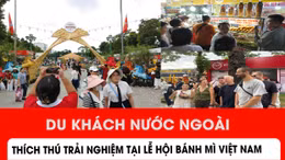 Du khách nước ngoài thích thú trải nghiệm ẩm thực bánh mì Việt Nam