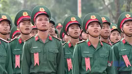 Phút giây tự hào của gia đình chiến sỹ quân đội nhân dân