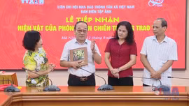 Tiếp nhận hiện vật do phóng viên chiến trường trao tặng TTXVN