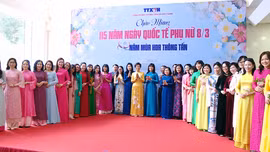Phái đẹp Thông tấn duyên dáng trình diễn áo dài và trổ tài cắm hoa