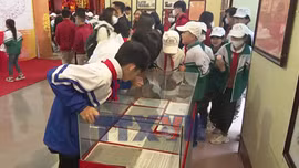 Đến bảo tàng để học sinh được chạm vào lịch sử