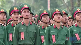 Phút giây tự hào của gia đình chiến sỹ quân đội nhân dân