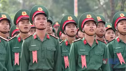 Phút giây tự hào của gia đình chiến sỹ quân đội nhân dân