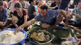 Xuyên đêm gói bánh cứu trợ đồng bào vùng lũ