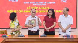 Tiếp nhận hiện vật do phóng viên chiến trường trao tặng TTXVN
