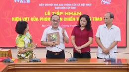 Tiếp nhận hiện vật do phóng viên chiến trường trao tặng TTXVN