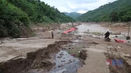 Sạt lở núi, lũ cuốn trôi gây hư hỏng nghiêm trọng Quốc lộ 16