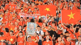 CĐV Việt Nam nhuộm đỏ sân Rajamangala 'tiếp lửa' cho U22 Việt Nam