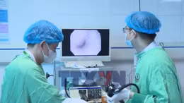 Nội soi gắp chùm chìa khóa trong dạ dày bệnh nhi 30 tháng tuổi