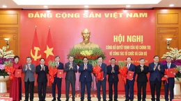 Công bố Quyết định của Bộ Chính trị về công tác tổ chức và cán bộ của 5 cơ quan