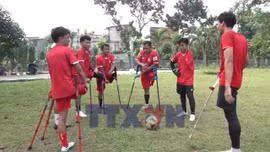 Không chỉ có World Cup, còn có những giấc mơ trên đôi nạng