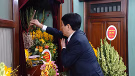 Chủ tịch nước dâng hương tưởng niệm Chủ tịch Hồ Chí Minh trong ngày đầu xuân mới