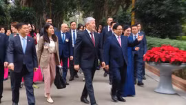Thủ tướng Việt Nam và Kyrgyzstan thăm Khu di tích Bác Hồ