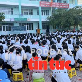 Tuyên truyền về truyền thống vẻ vang của Quân đội Nhân dân Việt Nam cho hơn 1.400 học sinh, giáo viên Trường THCS Lương Thế Vinh (thành phố Vũng Tàu).