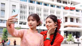 Đông đảo bạn trẻ check-in Hội trường Thống nhất dịp Tết 