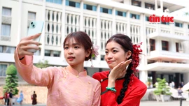 Đông đảo bạn trẻ check-in Hội trường Thống nhất dịp Tết 