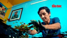 Kỷ lục gia vẽ tranh ngược trên kính bằng 10 đầu ngón tay