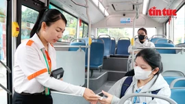 Người dân TP Hồ Chí Minh hài lòng vì sự tiện dụng của xe buýt điện
