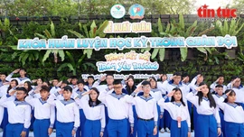 Thanh thiếu niên TP Hồ Chí Minh học làm chiến sĩ Hải quân