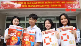 Bạn trẻ hào hứng với mô hình 3D 'Bác Hồ đọc Tuyên ngôn Độc lập' 