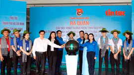 Thanh niên tình nguyện hỗ trợ người dân thực hiện các thủ tục hành chính