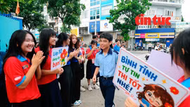 Tình nguyện viên 'Hoa phượng đỏ' đồng hành cùng thí sinh lớp 10