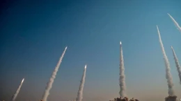 Xem những khoảnh khắc tên lửa Iran tấn công Israel: Sức mạnh thật sự đến từ đâu?