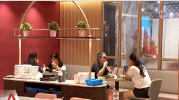 Lượng đặt chỗ bữa cơm tất niên tại nhà hàng ở Trung Quốc tăng vọt