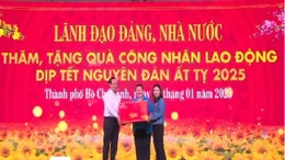 Bí thư Thành ủy TP Hồ Chí Minh trao quà Tết đến công nhân, lao động