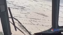 Trực thăng mang hàng cứu trợ người dân tỉnh Đắk Lắk