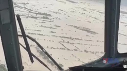 Trực thăng mang hàng cứu trợ người dân tỉnh Đắk Lắk