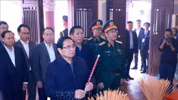 Dâng hương tưởng nhớ cố Thủ tướng Phạm Văn Đồng