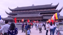 Du lịch tâm linh, lễ hội đầu năm hút khách