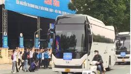 Chuyến xe mùa xuân đưa hàng trăm gia đình công nhân về quê đón Tết