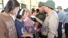 Phó Thủ tướng chia sẻ mất mát với bà con Mường Than