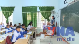 Miễn học phí, giảm gánh nặng cho người dân
