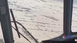 Trực thăng mang hàng cứu trợ người dân tỉnh Đắk Lắk