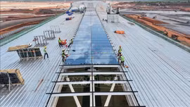 Bắt đầu lắp kính lấy sáng mái nhà ga hành khách sân bay Long Thành