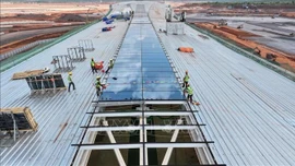 Bắt đầu lắp kính lấy sáng mái nhà ga hành khách sân bay Long Thành