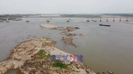 Nước sông Hồng cạn, tàu thuyền di chuyển khó khăn