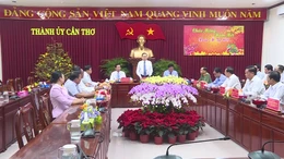 Chủ tịch Quốc hội thăm, tặng quà gia đình chính sách tại TP Cần Thơ