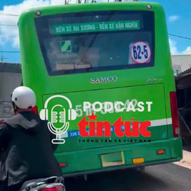 TP Hồ Chí Minh: Tài xế xe buýt chạy 'nửa xe trên vỉa hè' bị lập biên bản vì sợ trễ giờ