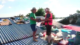 Nghĩa tình đồng bào trong mùa lũ 
