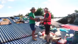 Nghĩa tình đồng bào trong mùa lũ 