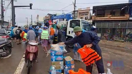 Cùng bà con vượt qua lũ dữ 