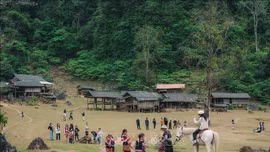 Du lịch tạo sinh kế cho đồng bào Mông ở 'làng nguyên thủy' Hang Táu