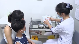 Phòng ngừa biến chứng nguy hiểm của cúm mùa bằng vaccine