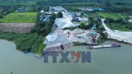 Ngang nhiên xả thải ra sông Đuống